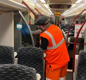 威尔士运输局用抗病毒产品清洁火车，以抗击冠状病毒