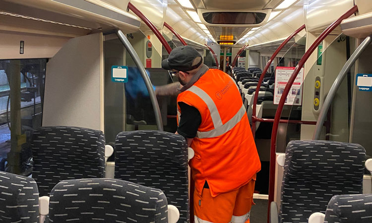 威尔士运输局用抗病毒产品清洁火车，以抗击冠状病毒