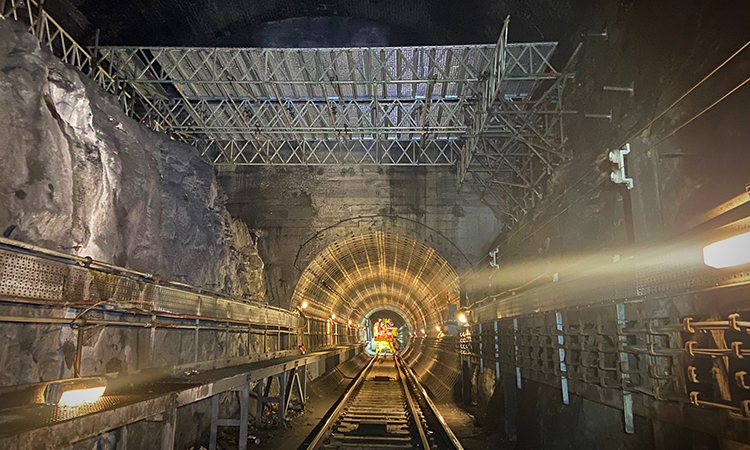 俯瞰通往布伦瑞克车站的隧道，上面正在施工的脚手架甲板