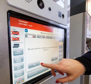 虚拟票务代理在售票机为大安格利亚地区的乘客提供服务