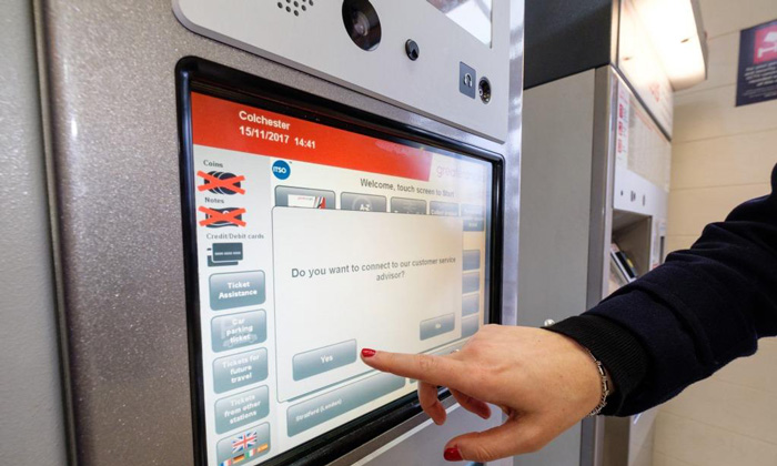 虚拟票务代理在售票机为大安格利亚地区的乘客提供服务