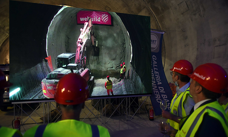我们建筑工人见证了布伦纳隧道工程的完成。