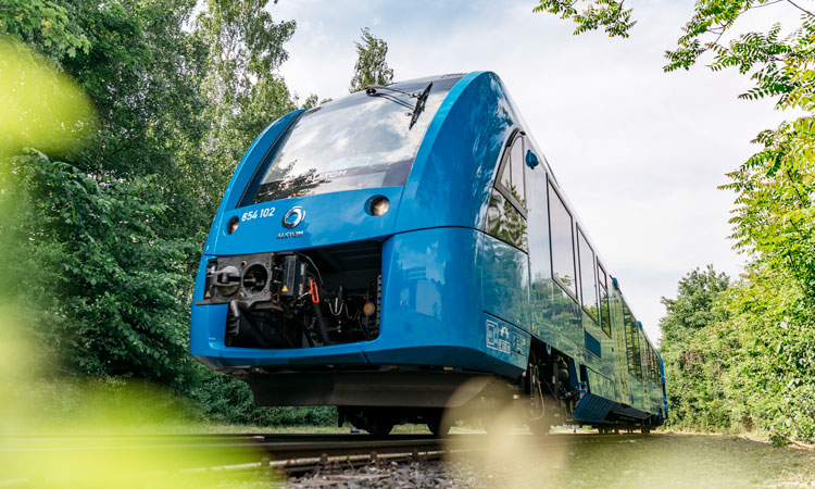全球首批两列氢动力列车成功完成客运试运行