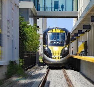 Brightline CEO呈授代表大会解锁高速轨道潜力的方法