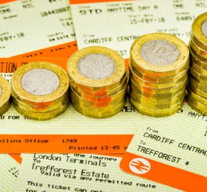 英国政府确保机票退款，并通过铁路紧急措施保护乘客的服务