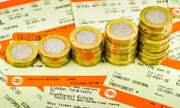 英国政府确保机票退款，并通过铁路紧急措施保护乘客的服务