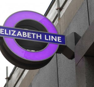 第一个标志性的紫色圆形标志已经安装在伊丽莎白线上