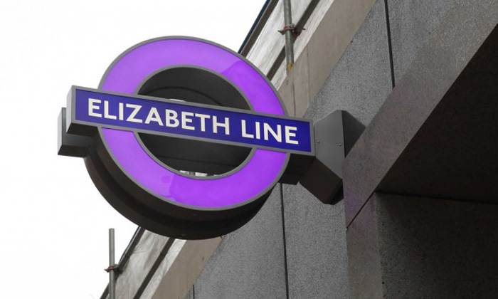 第一个标志性的紫色圆形标志已经安装在伊丽莎白线上