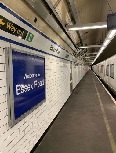 Essex Road Station的新瓷砖和照明