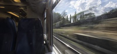 从窗户可以看到轨道的高速列车