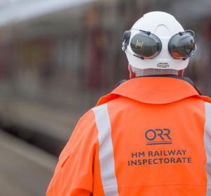 ORR检查员正在检查一条英国铁路