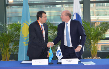 Phil Bennett(欧洲复兴开发银行第一副总裁)和Kanat Alpysbayev (KTZ物流副总裁)