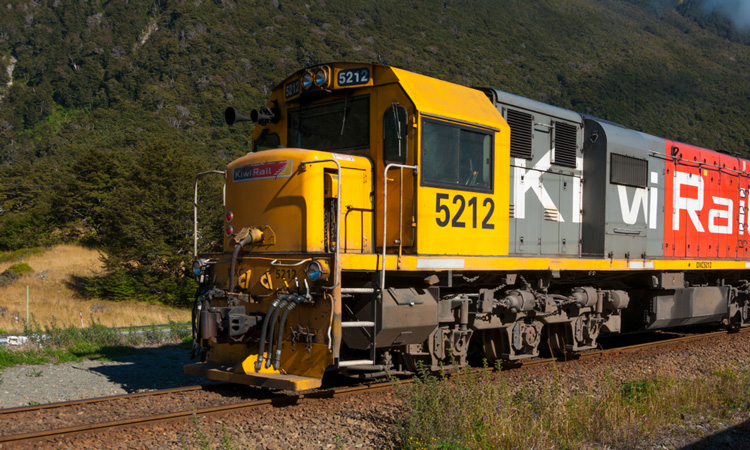 KiwiRail表示，加长的原木火车将减少更多的卡车