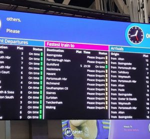 新的LED乘客信息屏幕在伦敦滑铁卢车站试用