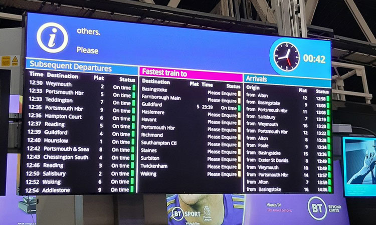 新的LED乘客信息屏幕试验在伦敦滑铁卢站