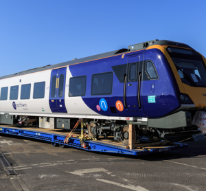 北方铁路公司的首列新98列车抵达英国