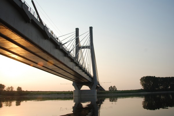 米兰-博洛尼线上波河上的电缆桥