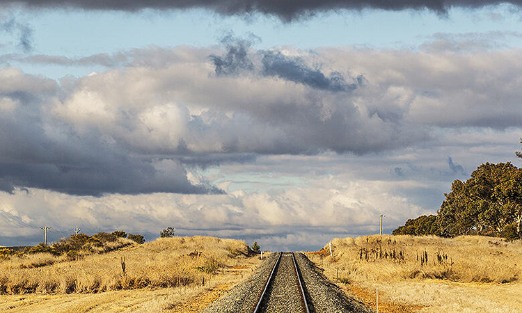 广阔的景观与铁路轨道贯穿前景
