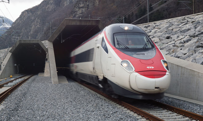 SBB列车从瑞士圣哥达基地隧道驶出