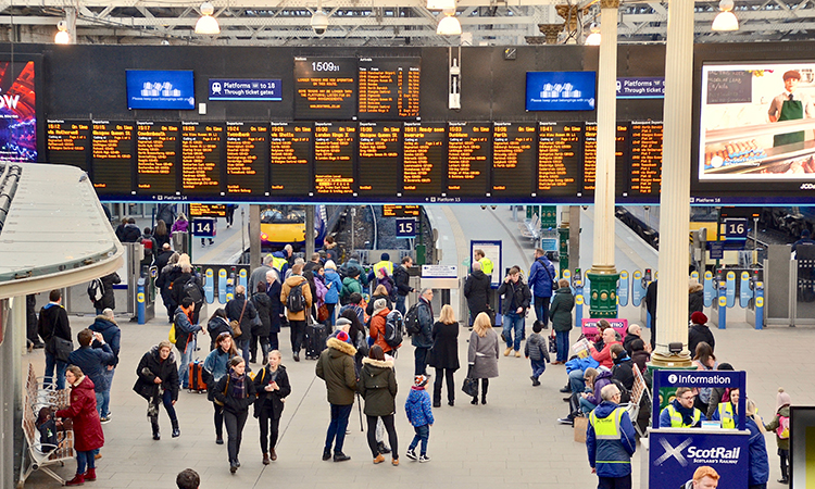 威弗利火车站,人们看着备用ion boards on the concourse. Edinburgh city, Scotland UK. February 2018 2018