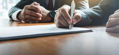 商人签订合同，投资专业文件协议。