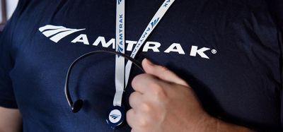 员工穿着印有Amtrak公司标志的t恤