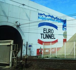 欧洲隧道入口显示了欧洲隧道的标志
