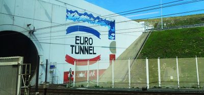 欧洲隧道的入口显示了欧洲隧道的标志