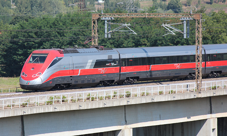 意大利高铁以高速横穿全国，汽车在后面。