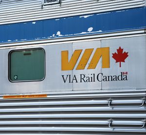 正在驶入加拿大车站的VIA铁路列车