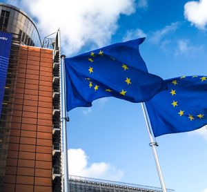 欧盟委员会大楼前随风飘扬的欧盟旗帜。布鲁塞尔,比利时。