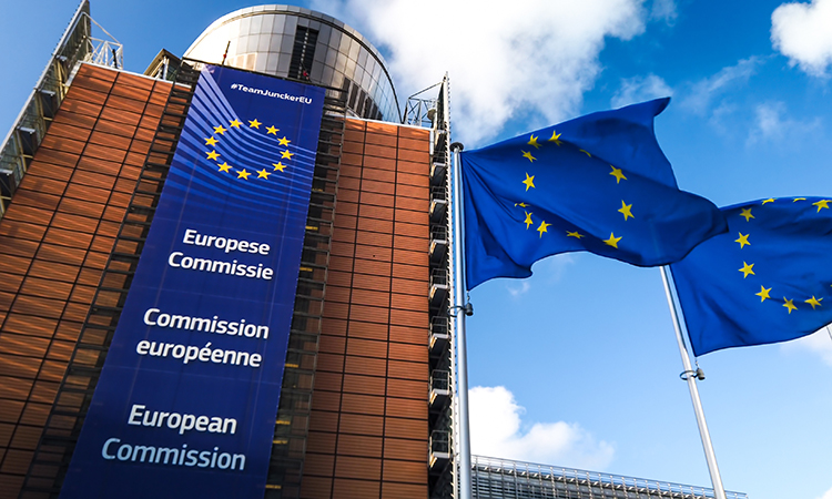 欧盟的彩旗在风前的欧盟ropean Commission building. Brussels, Belgium.