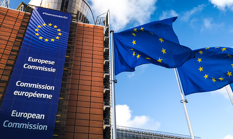 欧盟委员会大楼前迎风飘扬的欧盟旗帜。