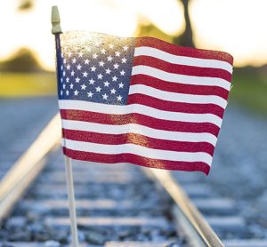 美国国旗在火车轨道上的特写镜头