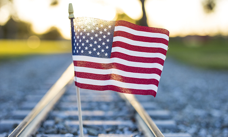 美国国旗在铁轨上的特写镜头