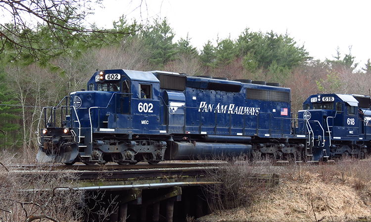 泛美铁路公司的货运列车EDPO经过马萨诸塞州的韦斯特福德