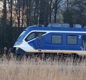 一辆短跑列车沿着荷兰胡格芬的Oude Kene行驶
