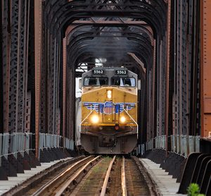 联合太平洋铁路机车穿越铁桥列车