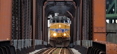 联合太平洋铁路机车穿越铁桥列车