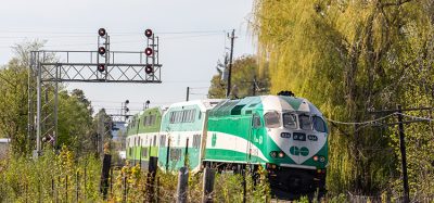 多伦多Metrolinx GO运输动力工业公司的634号机车正在将一列通勤列车推入郊区的斯特里特维尔站。