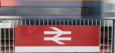 Tran经过带有动态模糊的英国铁路标志。