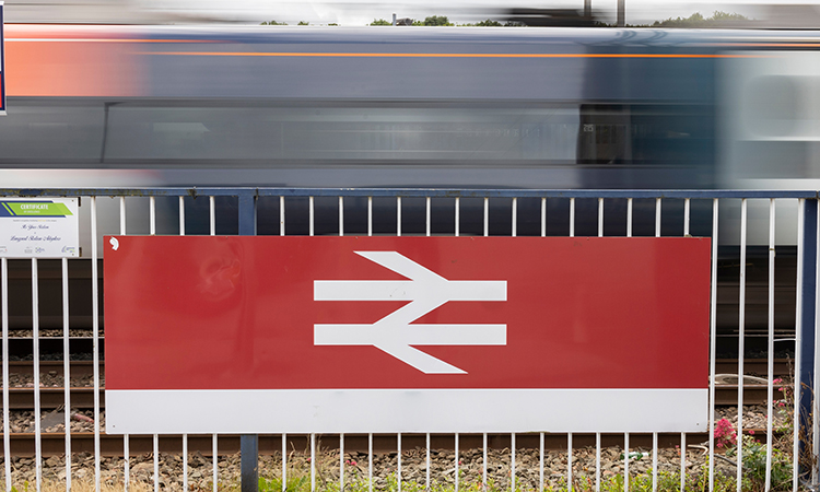 Tran经过动态模糊的英国铁路标志。