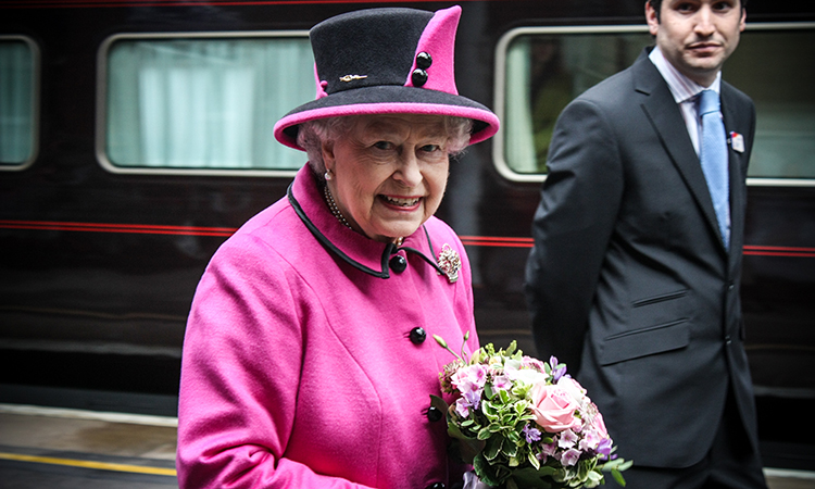 英国女王伊丽莎白二世站在火车旁
