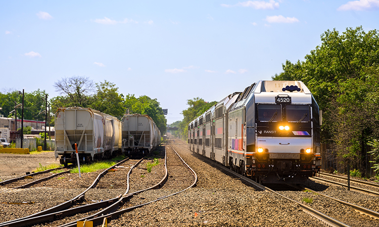 新泽西运输公司(NJT)的火车在拉坦谷线上驶近Bound Brook站