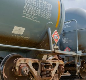 两辆铁路油罐车显示易燃危险物品标志