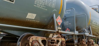 两个铁路油罐车显示易燃危险物质的标志