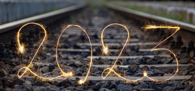 2023号写在铁轨上的闪闪发光的火花