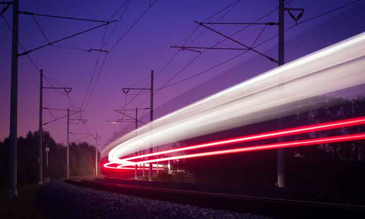 UNIFE技术事务经理Nicholas Shrimpton写了FRMCS为欧洲铁路网提供的潜力，并探讨了运营商在转型时面临的挑战。