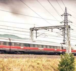 引进ERTMS/ETCS加速计划对整个意大利铁路系统是一个巨大的挑战。Rete Ferroviaria Italiana (RFI)是该系统的主要开发商之一，该系统用于克服传统国家信号系统带来的市场限制，并实现一个互操作的欧洲铁路网。来自RFI的Fabio Senesi, Chiara Iommazzo和Gaspare Antona详细解释。