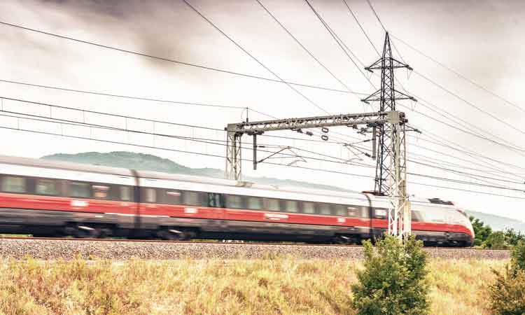 ERTMS/ETCS加速计划的引入对整个意大利铁路系统来说是一个巨大的挑战。Rete Ferroviaria Italiana (RFI)是该系统的主要开发商之一，用于克服传统国家信号系统带来的市场限制，实现可互操作的欧洲铁路网。来自RFI的Fabio Senesi, Chiara Iommazzo和Gaspare Antona详细解释。